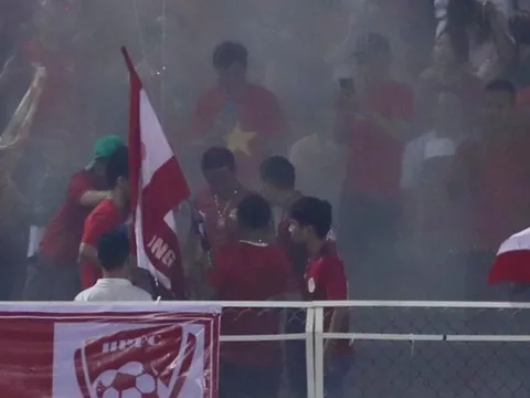 Nổ bóng bay, cổ động viên Hải Phòng nhập viện vì bỏng mặt