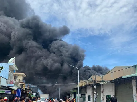 Cháy công ty sản xuất keo trong khu dân cư, khói đen cuồn cuộn bốc lên