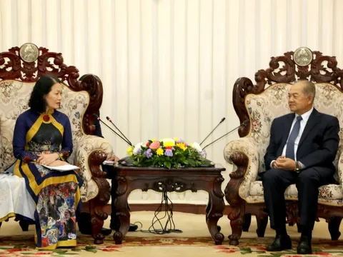 Chủ tịch Hội Chữ thập đỏ Việt Nam chào xã giao Phó Thủ tướng Lào