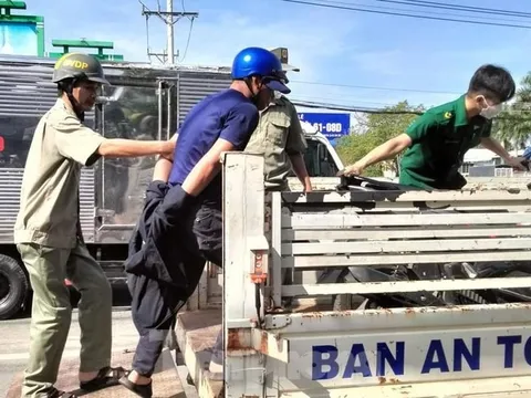 Khống chế thanh niên đổ xăng đòi đốt lớp mẫu giáo