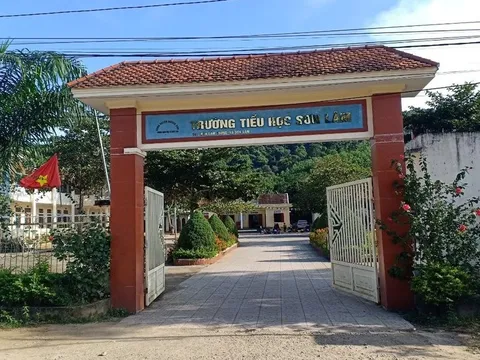 Điều tra vụ phụ huynh vác dao xông vào trường học dọa chém giáo viên
