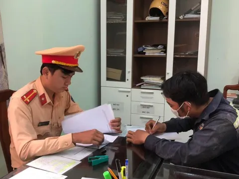 Người đàn ông đi xe máy lạng lách cản trở xe cứu thương bị xử phạt hành chính và tước bằng lái