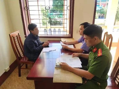 Khởi tố phụ huynh cầm dao vào trường đe dọa, làm nhục thầy hiệu trưởng