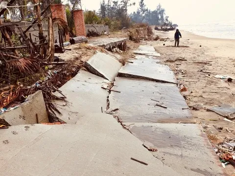 Hàng loạt nhà dân, khu du lịch ven biển Hội An bị công phá do mưa bão dồn dập