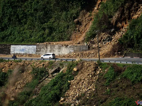 Đèo Hải Vân sau mưa lộ loạt điểm sạt lở, tài xế 'vừa đi vừa run'