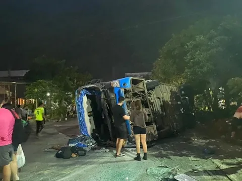 Lật xe khách ở Hòa Bình, 15 người quốc tịch nước ngoài phải đi cấp cứu
