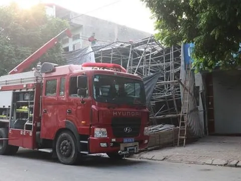 Giàn giáo xây dựng bất ngờ sập khi đang đổ bê tông trần nhà, 2 người thương vong