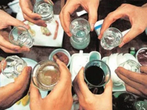 Hàng chục người nhập viện cấp cứu do ngộ độc rượu