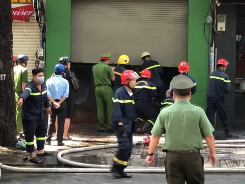 Cảnh sát phá 2 lớp cửa, cứu người mắc kẹt trong căn nhà bốc cháy ngùn ngụt