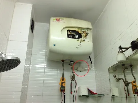 Bé trai tử vong nghi bị điện giật, cảnh báo hiểm họa từ bình nóng lạnh