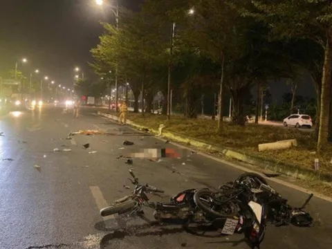 Xe máy tông xe điện, 4 người văng ra đường trong đó 1 người tử vong tại chỗ