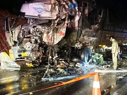 Tai nạn thảm khốc trên cao tốc Cam Lộ - La Sơn khiến 15 người thương vong