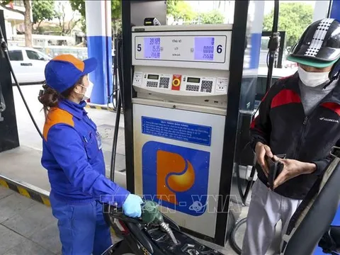 Giá xăng tăng lần thứ 4 liên tiếp, RON95-III có giá mới là 23.867 đồng