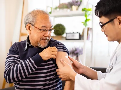 Chuyên gia cảnh báo nguy cơ 'đại dịch kép' COVID-19 và cúm