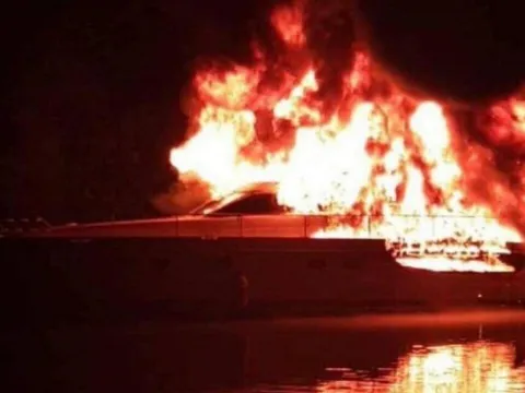 Du thuyền bốc cháy ngùn ngụt rồi chìm trên sông Sài Gòn, 3 người may mắn thoát chết