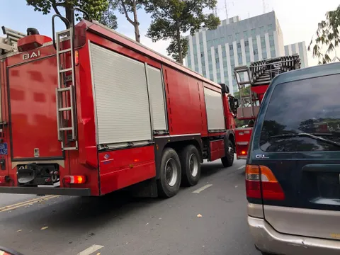 Sau tiếng nổ lớn, một căn hộ tại chung cư Sư Vạn Hạnh bốc cháy