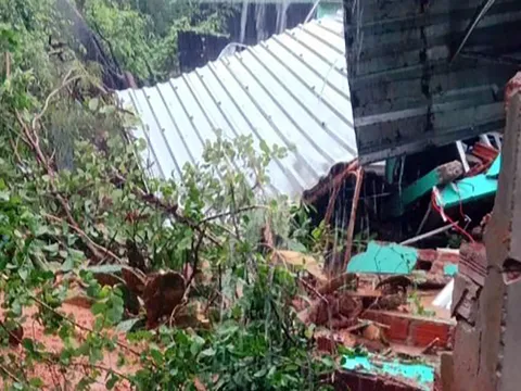 Sạt lở đất ở Phú Yên, hai mẹ con bị vùi lấp