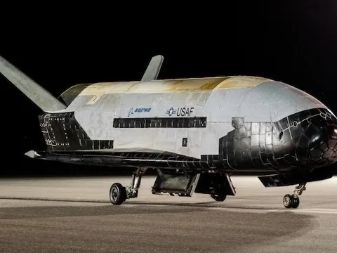 Máy bay không người lái của Mỹ X-37B trở về trái đất sau gần 2 năm rưỡi trên quỹ đạo