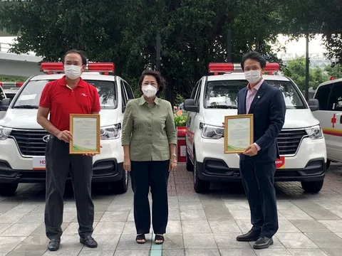 Vietjet và HDBank trao tặng 10 xe cấp cứu cho lực lượng y tế TPHCM phòng chống dịch COVID-19