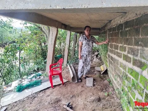 Nhà cửa nứt toác hư hại, người dân sống thấp thỏm bên bờ sông sạt lở