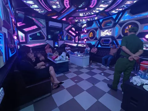Bắt quả tang nhóm nam thanh nữ tú mở "tiệc" ma túy tại quán karaoke