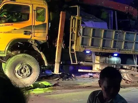 "Đối đầu" với xe tải, 3 thanh niên đi xe máy tử vong tại chỗ