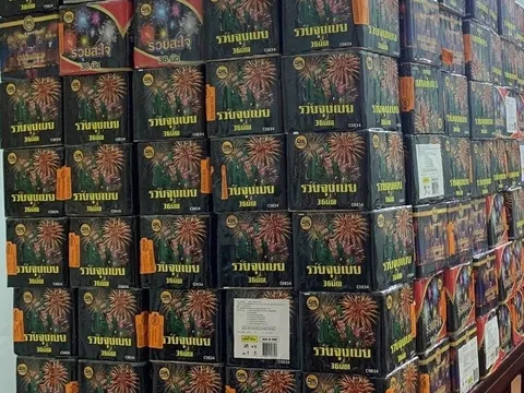 Lật tẩy thủ đoạn tinh vi dùng xe chở hoa quả để vận chuyển 2,5 tạ pháo