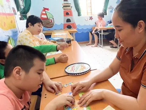 Cô giáo hơn 12 năm gắn bó với những "vầng trăng khuyết"