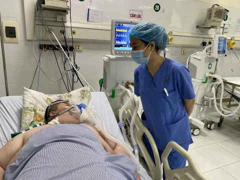 Nữ sinh Hà Nội nặng 160kg vật vã vì sốt xuất huyết kèm suy hô hấp