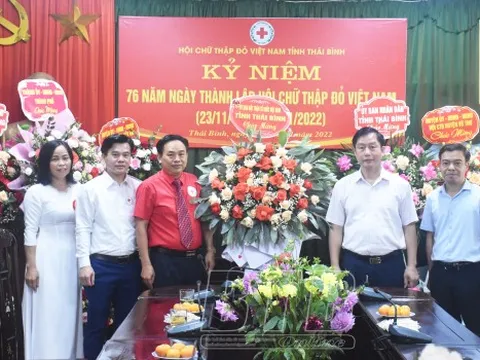 Các đồng chí lãnh đạo tỉnh Thái Bình chúc mừng ngày thành lập Hội Chữ thập đỏ Việt Nam