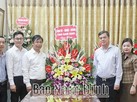 Đồng chí Phó Chủ tịch UBND tỉnh chúc mừng Hội Chữ thập đỏ tỉnh nhân ngày truyền thống