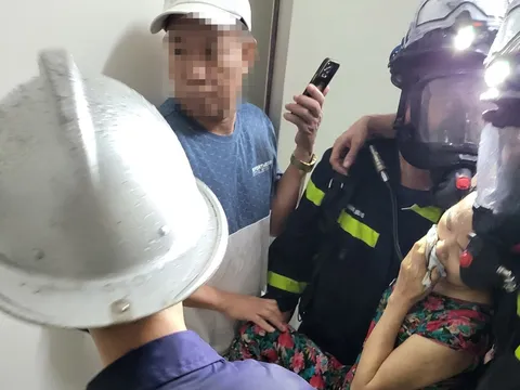 Căn hộ tại tầng 6 chung cư Văn Phú Victoria bốc cháy dữ dội, cảnh sát giải cứu 2 người mắc kẹt