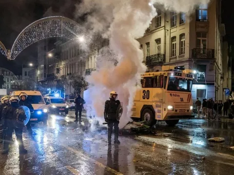 Bạo loạn ở thủ đô Brussels sau trận đấu giữa Bỉ và Maroc, cảnh sát phải dùng vòi rồng can thiệp