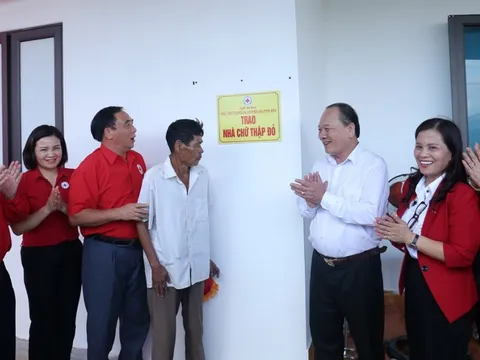Cụm thi đua Hội Chữ thập đỏ các tỉnh trung du, miền núi phía Bắc trao nhà nhân đạo tại huyện Lục Ngạn