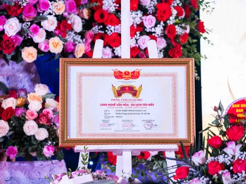 Làng nghề truyền thống gốm sứ Giang Cao đón nhận danh hiệu "Làng nghề Văn hoá - Du lịch Tiêu biểu"