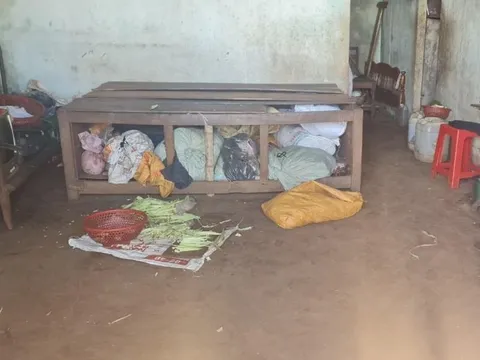 Giải cứu cháu bé bị cha mẹ tâm thần nhốt trong nhà nhiều ngày