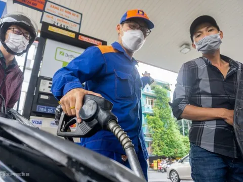 Giá xăng ngày mai có thể giảm hơn 1.000 đồng/lít