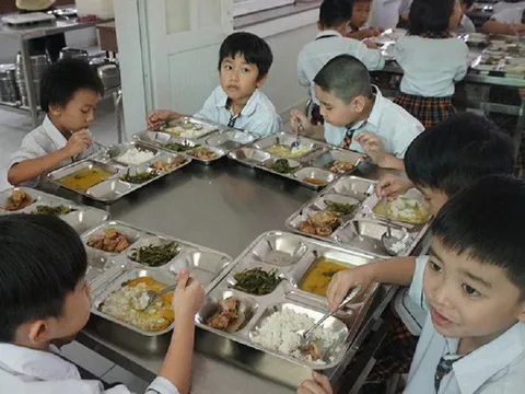 Sau hàng loạt vụ ngộ độc, Hà Nội 'siết' đầu vào thực phẩm trường học