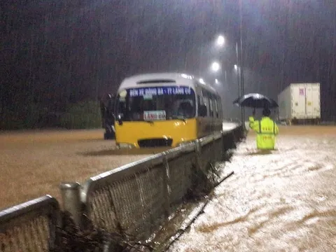 Cảnh sát dầm mưa thông đường, cõng dân vượt dòng nước xiết