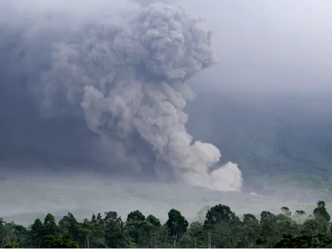 Indonesia sơ tán khẩn cấp hàng nghìn người khi núi lửa Semeru phun trào