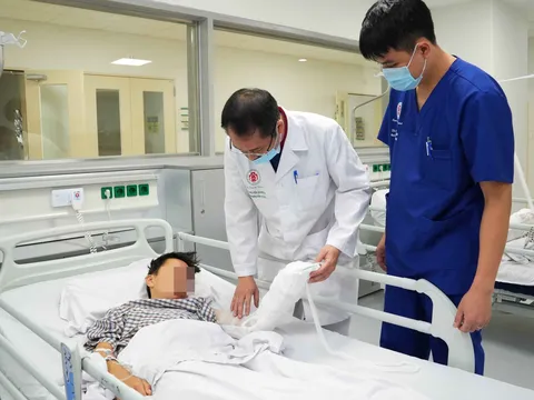 Bình ga mini bất ngờ phát nổ khiến bé trai 13 tuổi nát tay, bỏng mặt