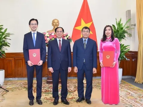 Bộ Ngoại giao trao quyết định bổ nhiệm của Thủ tướng cho hai tân thứ trưởng