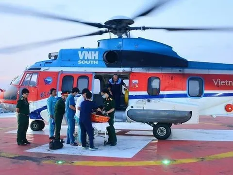 Dùng trực thăng đưa quân nhân bị sốc mất máu từ đảo Song Tử Tây về đất liền cấp cứu