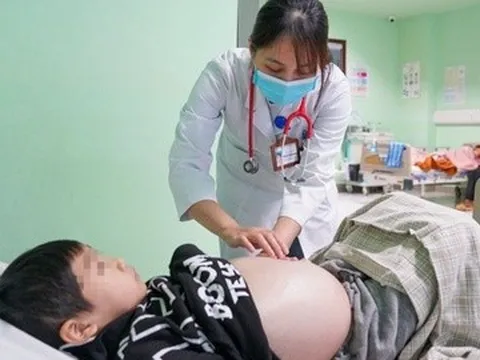 Trẻ suy thận nặng do cha mẹ tự ý điều trị bằng thuốc nam