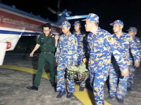 Trực thăng bay xuyên đêm ra Trường Sa cứu ngư dân đột quỵ