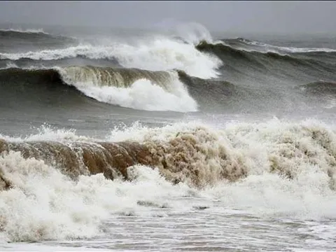 Cảnh báo gió giật cấp 10, sóng biển cao 4-6m trong những ngày tới
