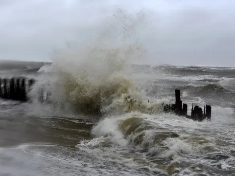 Huyện đảo Lý Sơn bị cô lập nhiều ngày, người dân không thể vào đất liền