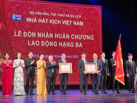 Chủ tịch nước trao huân chương cho NSƯT Xuân Bắc và Nhà hát Kịch Việt Nam