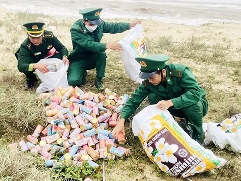 Phát hiện gần 830 hộp thuốc lá ngoại trôi dạt vào bờ biển Việt Nam