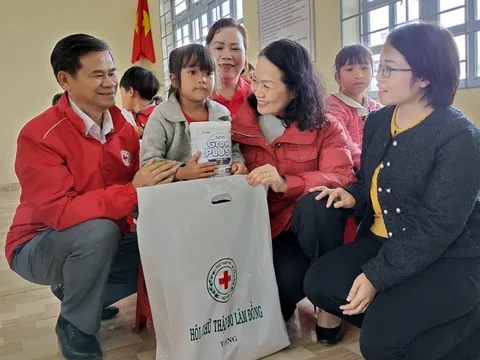 Tặng quà Tết cho trẻ em vùng sâu Tà Hine